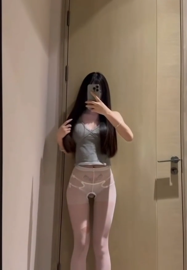 顶级身材网红御姐，穿开裆白丝，绑带白色内裤，红底黑色细高跟，对镜爱抚骚逼自慰！2V195M百度盘